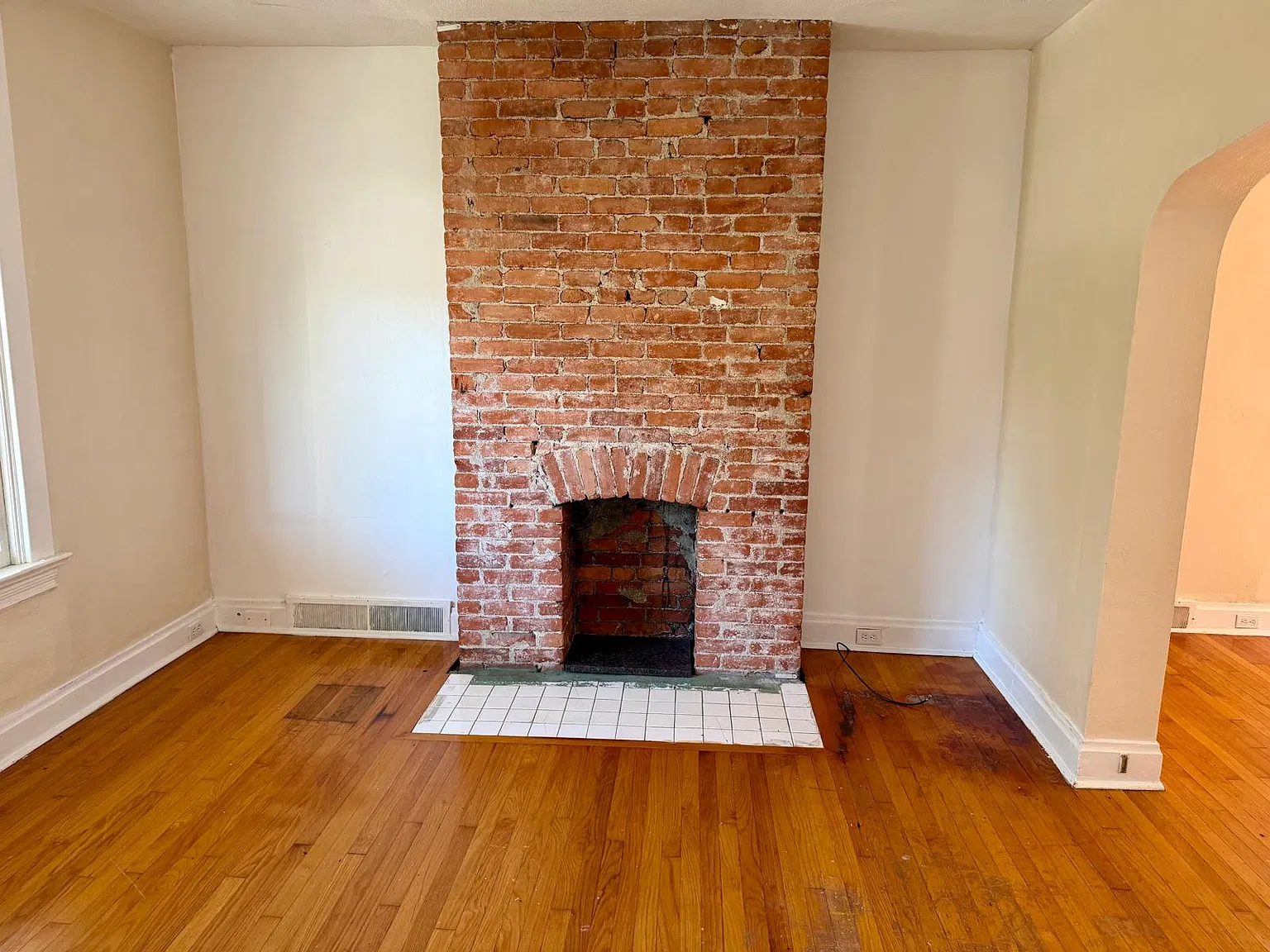 2083 Plainview Ave - 1 — Photo 4