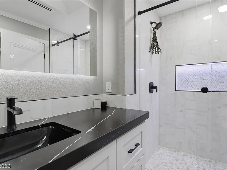 300 E Lacy Ln — Photo 26