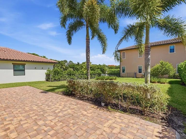 11760 Bayview Cir — Photo 57