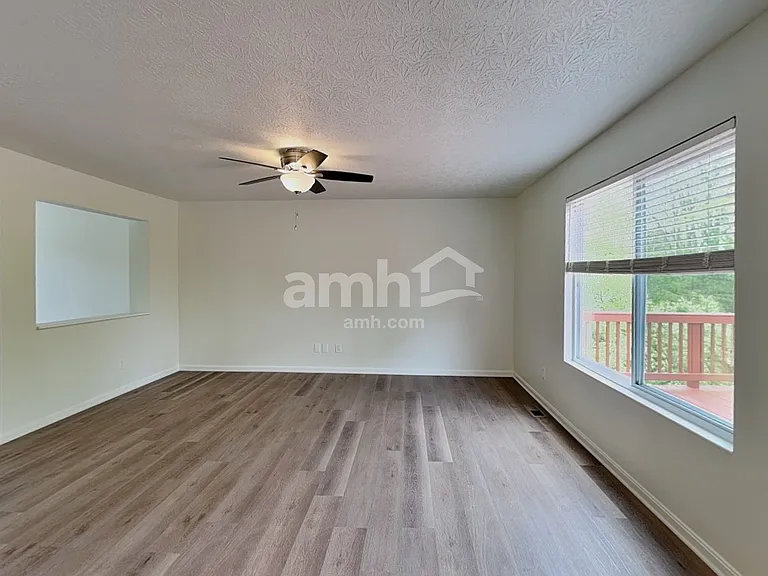 2237 Antoinette Way — Photo 5