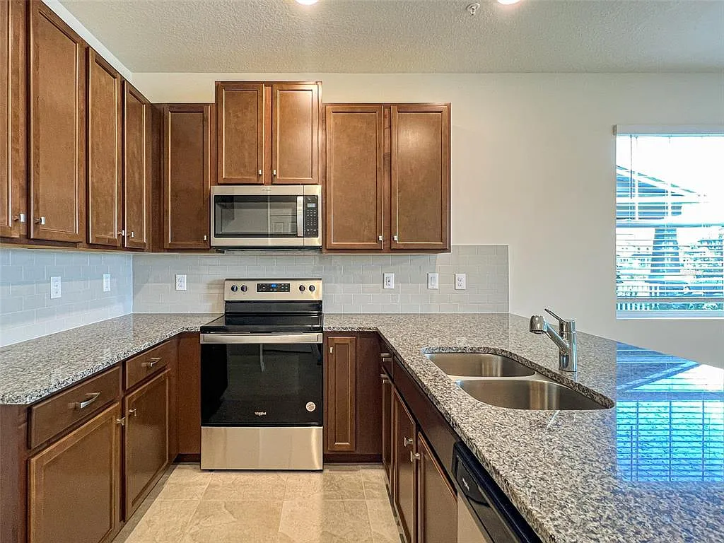 3 bed, 2.5 bath, 1560 sqft, $2,495 — Photo 3
