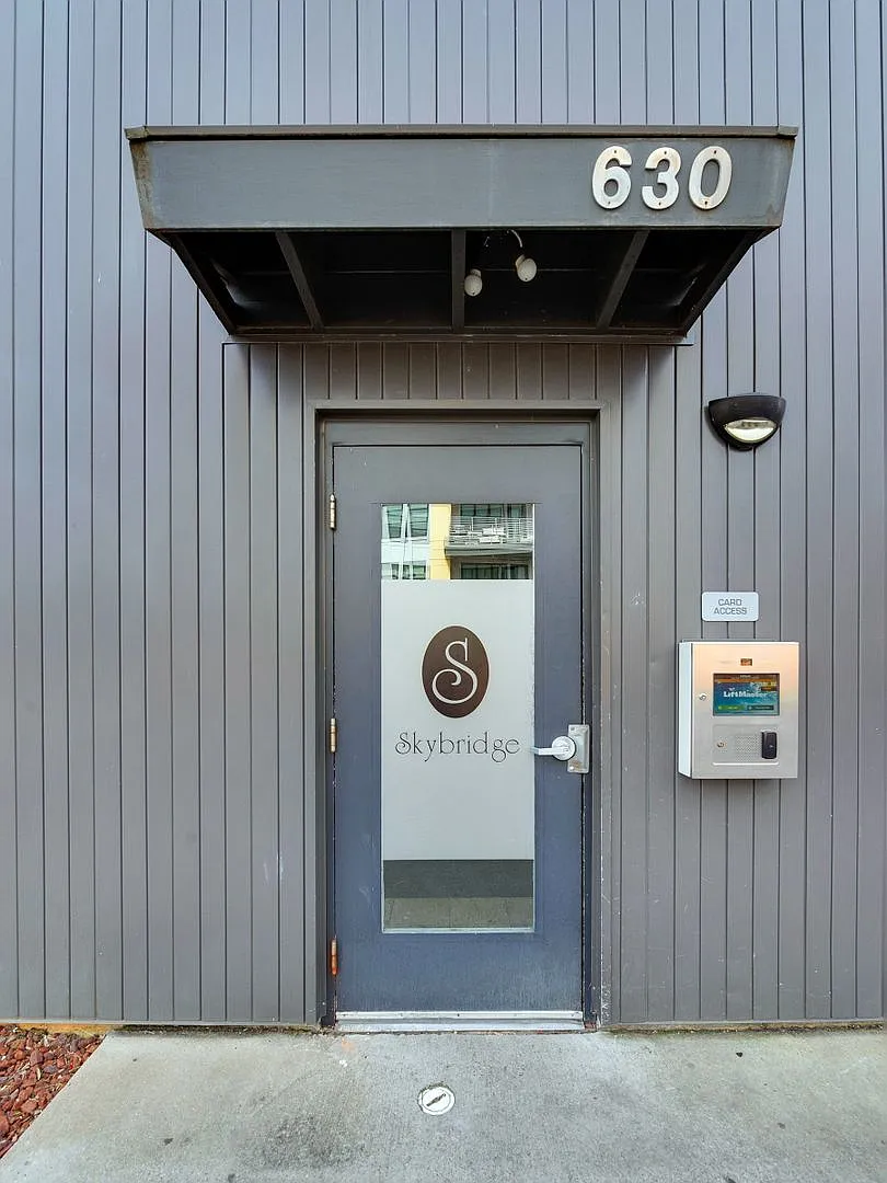 Beautifully updated and clean top floor studio minutes from uptown and historic Wesley Heights ne... — Photo 2