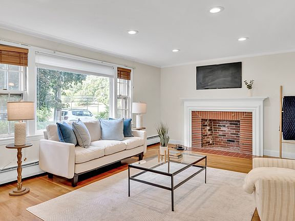 4th image of 33 Stowecroft Rd