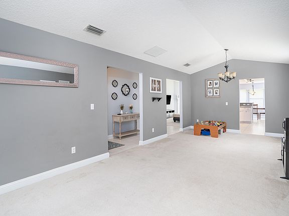 3rd image of 724 N Longneedle Dr