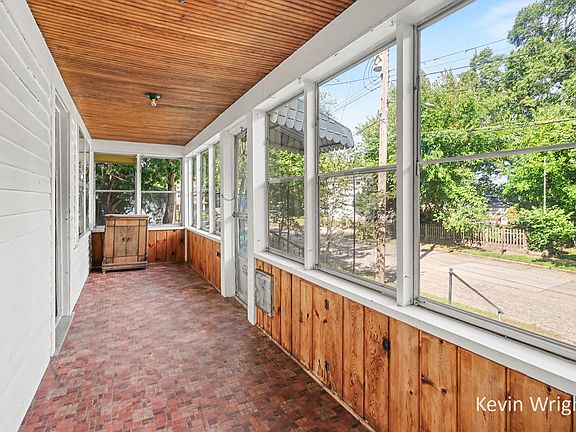 5th image of 1014 Short St NE