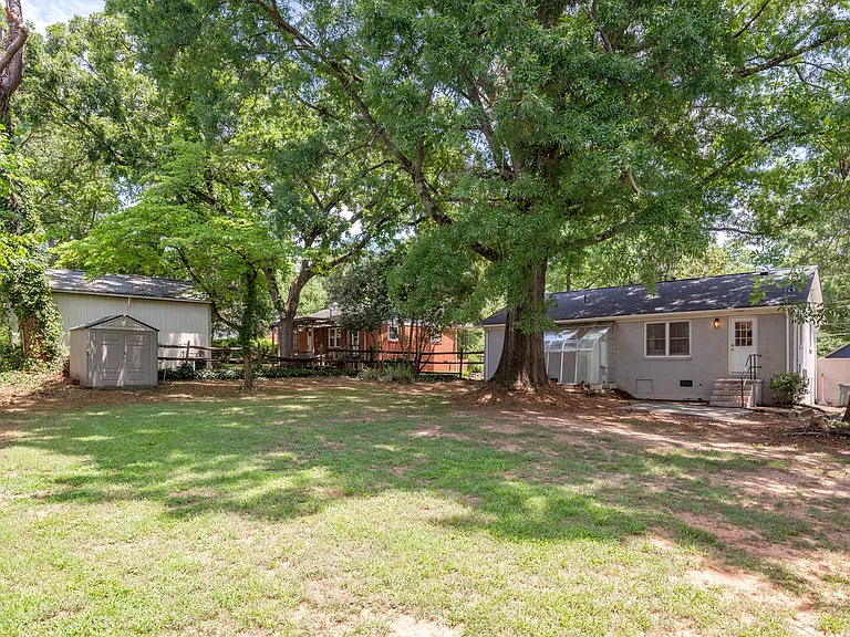 1129 Eastview Dr — Photo 15