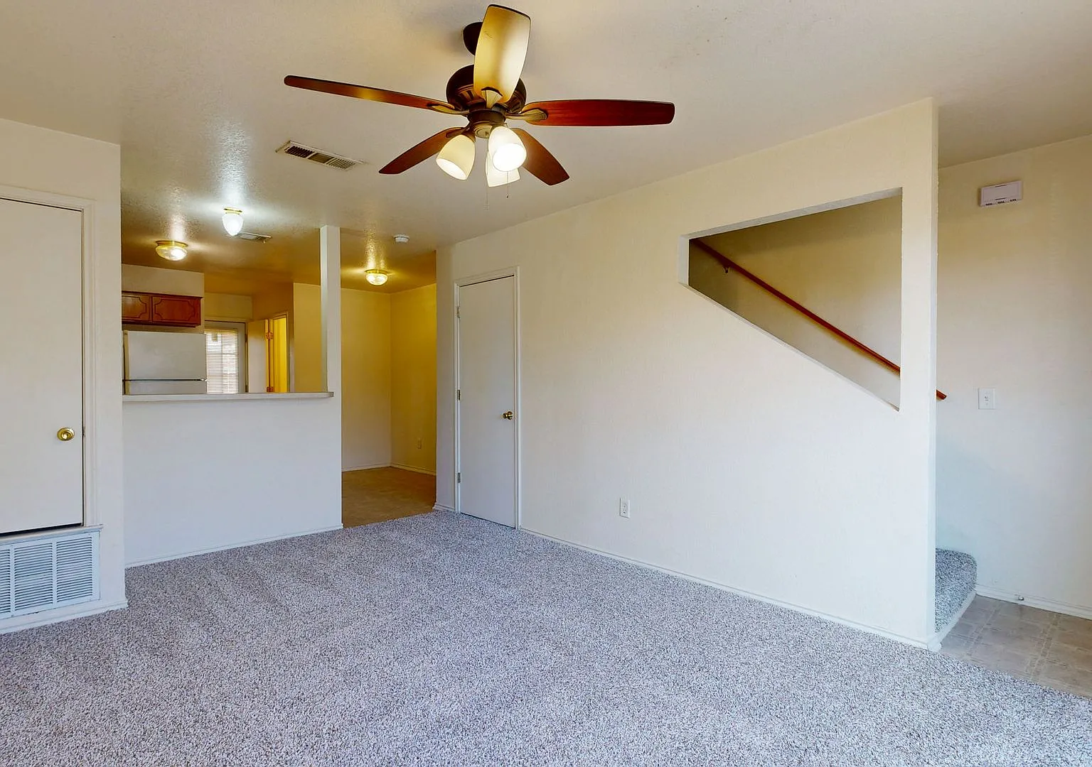 $795 Rent + September Free Rent + New Carpet !! — Photo 2