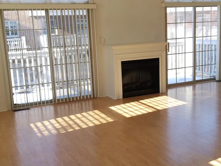 599 Prestwick Ln — Photo 13