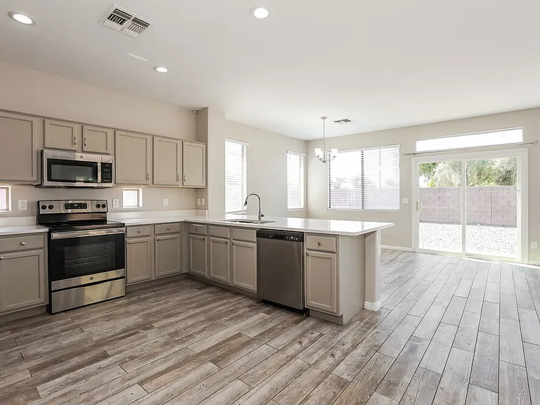3329 E Powell Ct — Photo 7