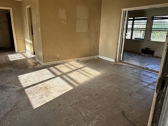 3rd image of 5333 Oak Forest Dr