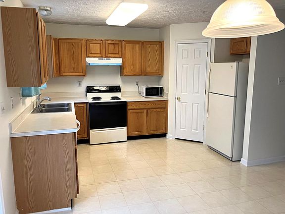 Clean, well maintained appliances, pantry
