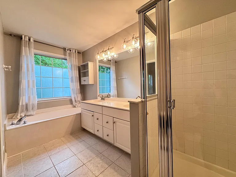 OVERSIZED SHOWER AND SOAKING TUB
