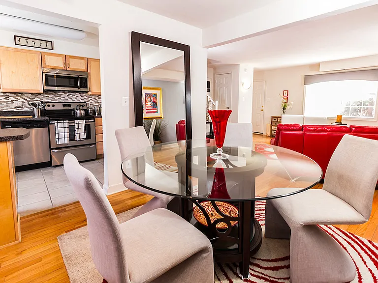 Kingsley Commons Townhouses Dining Area