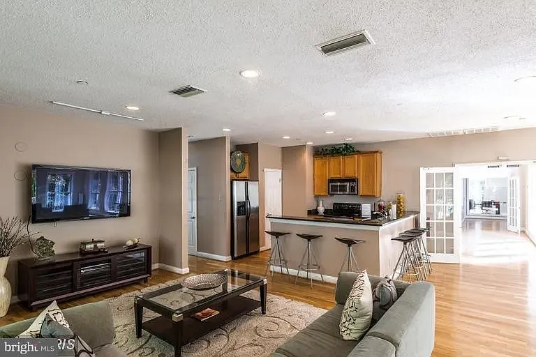 2 bed, 1050 sqft, $2,650 — Photo 4