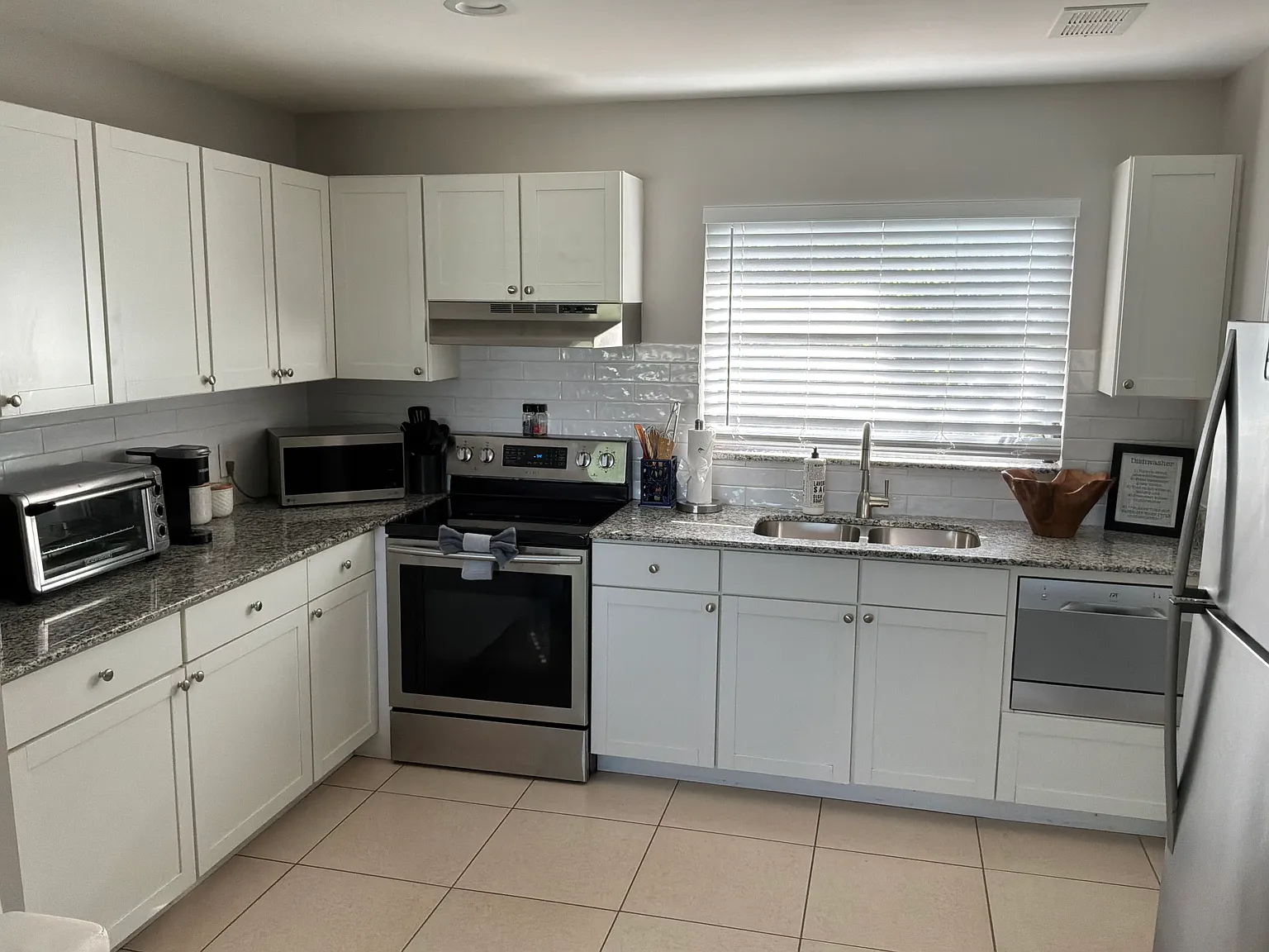 2 bed, 894 sqft, $2,700 — Photo 2