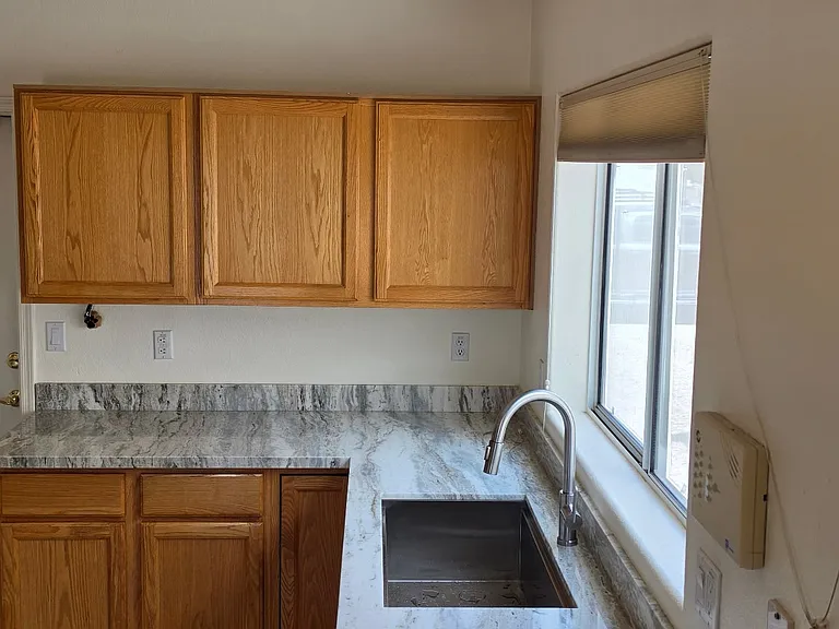 860 S Pineview Dr — Photo 2
