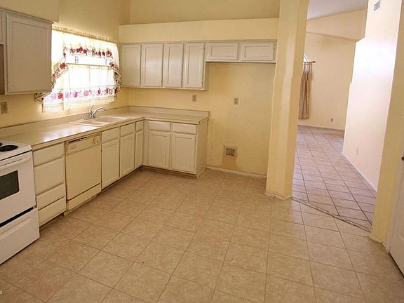 4th image of 10734 W Flower St