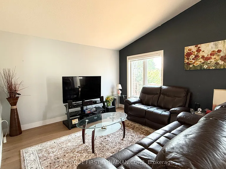 197 Baxter St — Photo 9