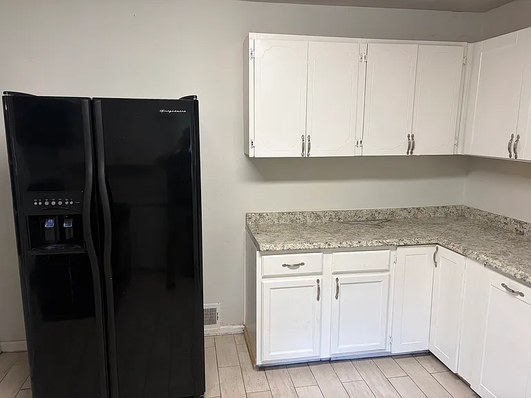 2538 Lancaster Dr — Photo 4