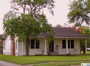913 N Hunt St, Cuero, TX 77954