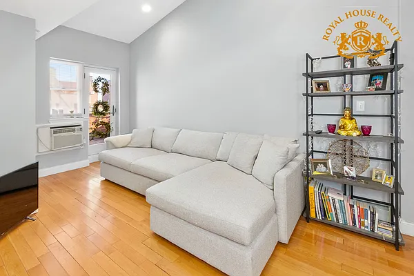 Sold by Royal House Realty, Inc. | media 24