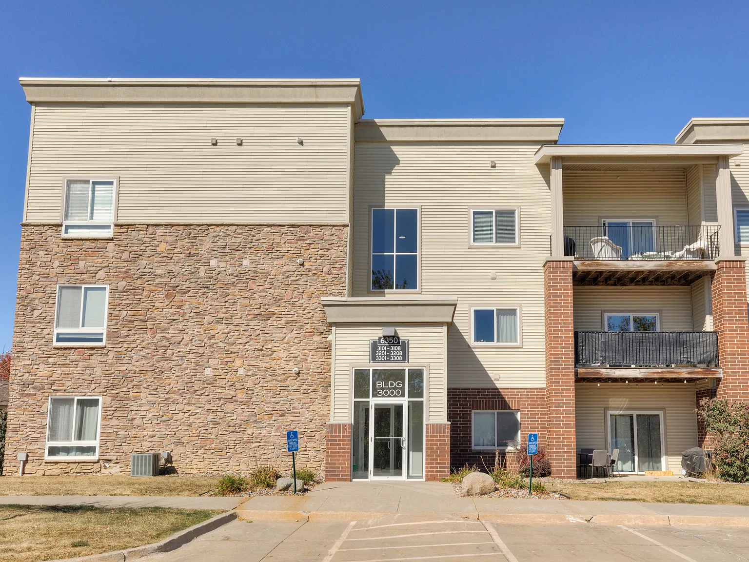 2 bed, 1185 sqft, $1,350 — Photo 2