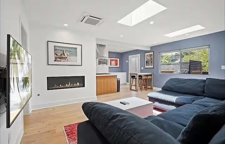124 Thornton Pl — Photo 2