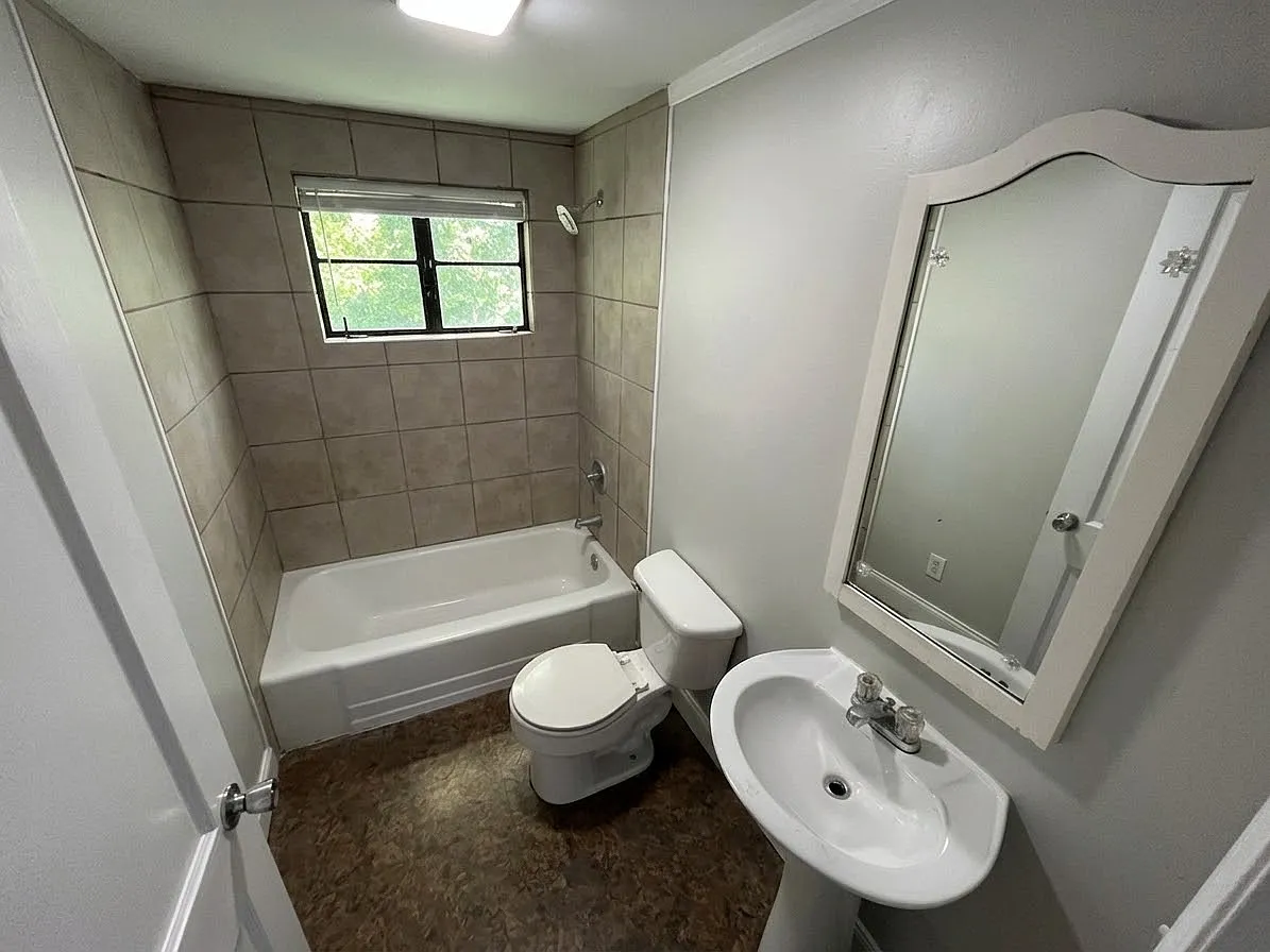 2 bed, $1,050 — Photo 3