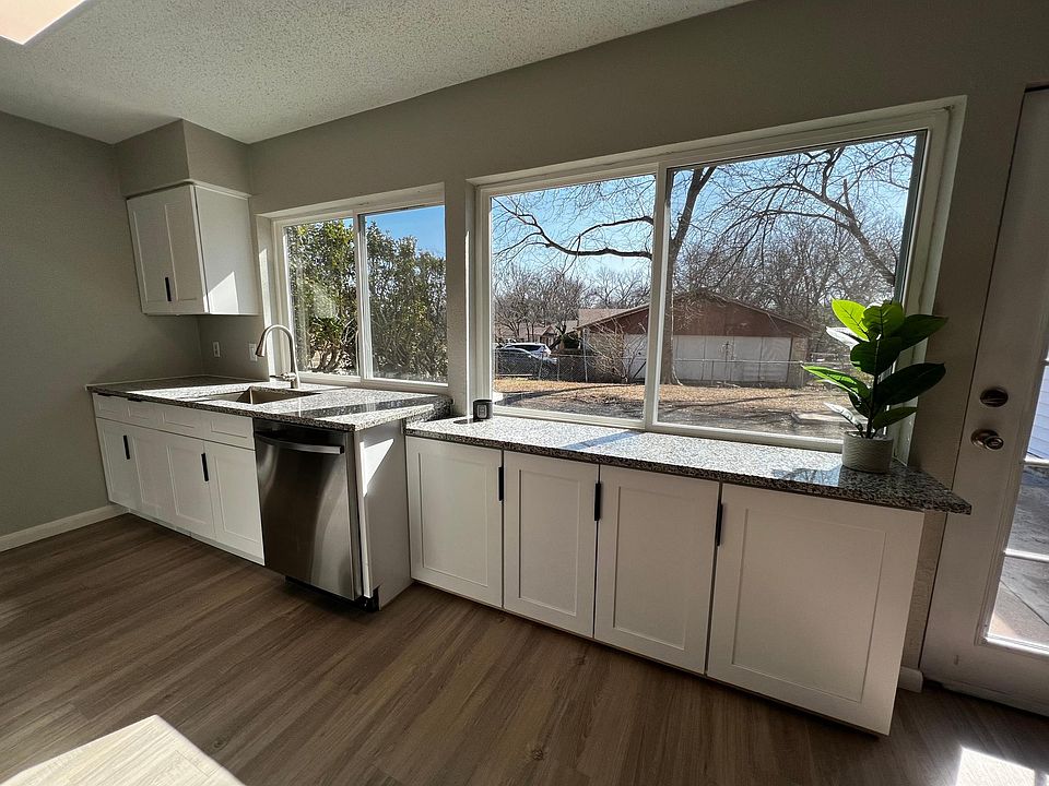 1st image of 334 Brookview Dr