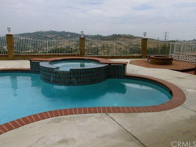 Jacuzzi, Fire Pit & Seating Area