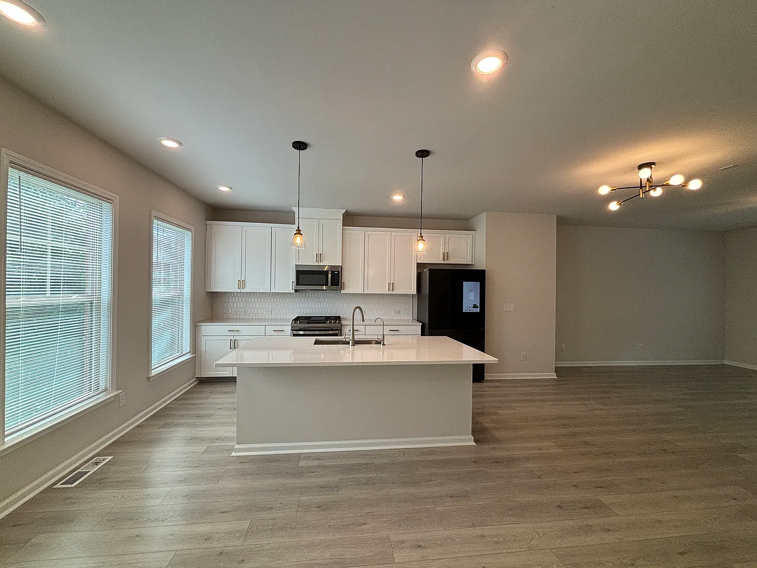 3 bed, 3.5 bath, 2019 sqft, $2,800 — Photo 4