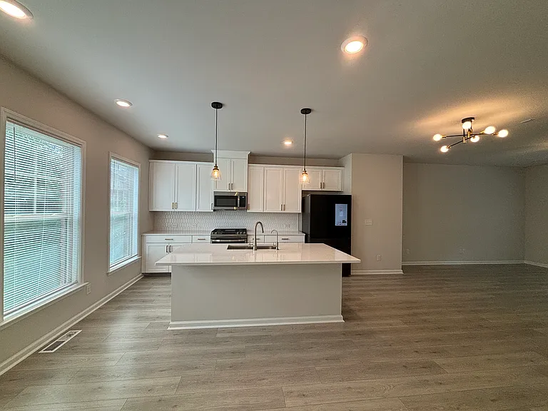 3735 Davis Cir — Photo 4