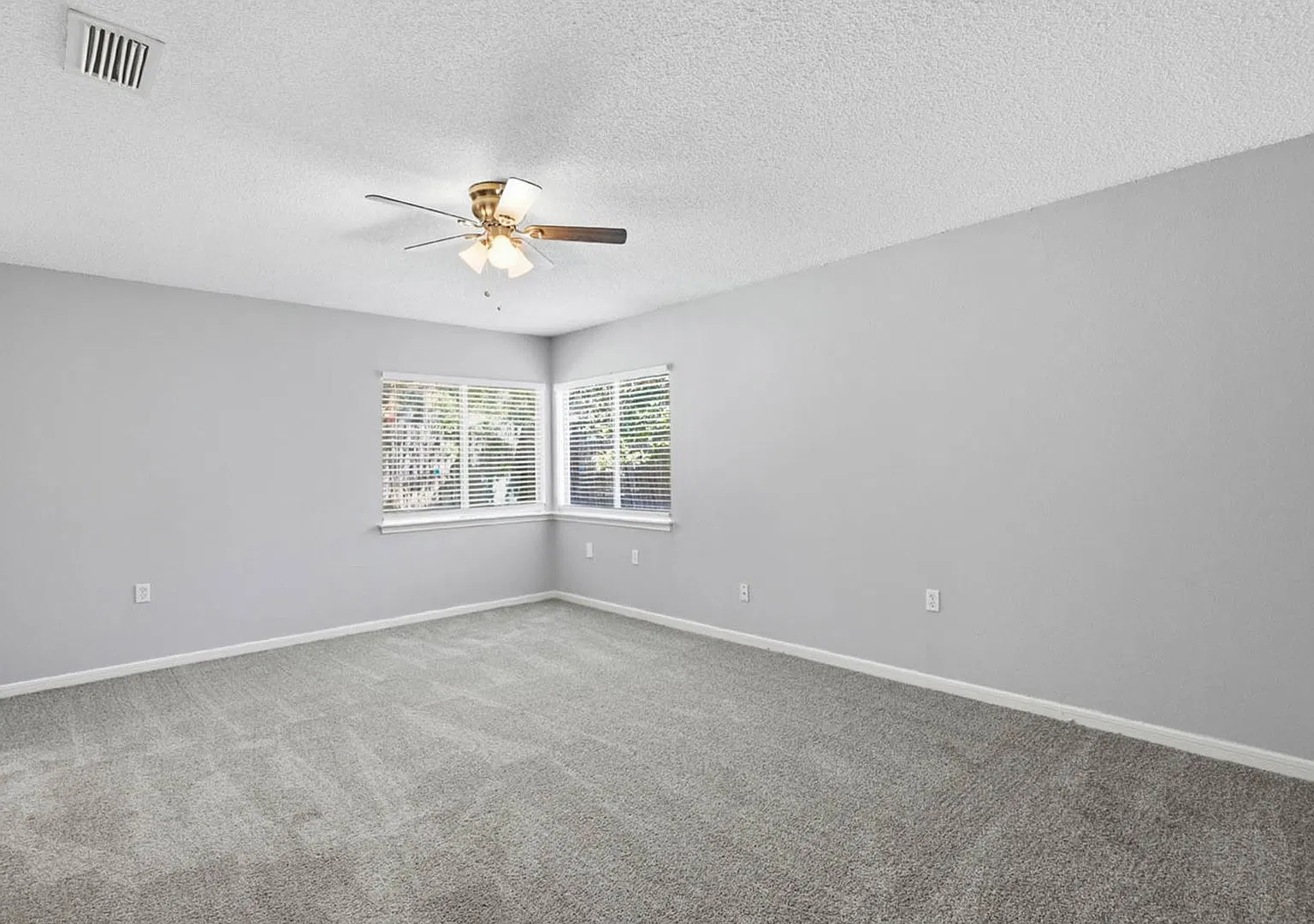 3 Bedroom Home with Fireplace and Private Backyard — Photo 3