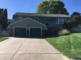 6 Centennial Ln, Kearney, NE 68845