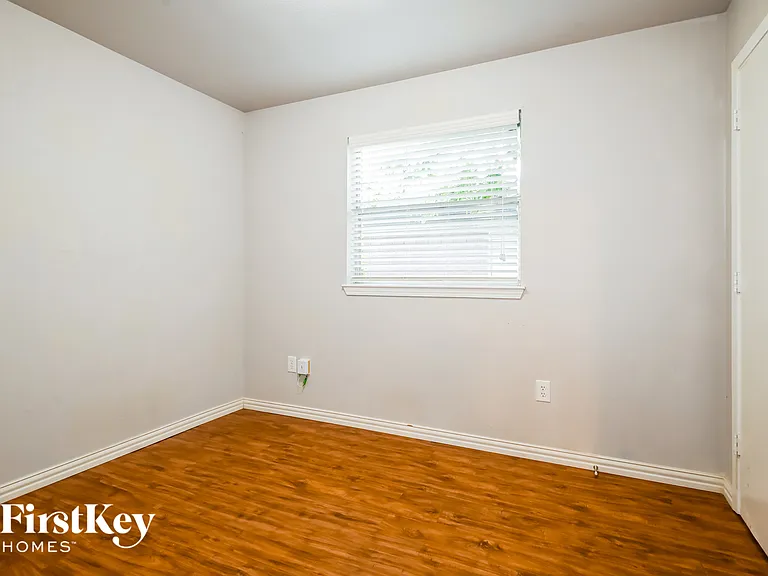 302 Shorewood Dr — Photo 12