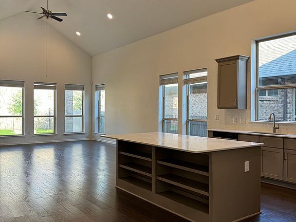 4th image of 912 Kingston Pl