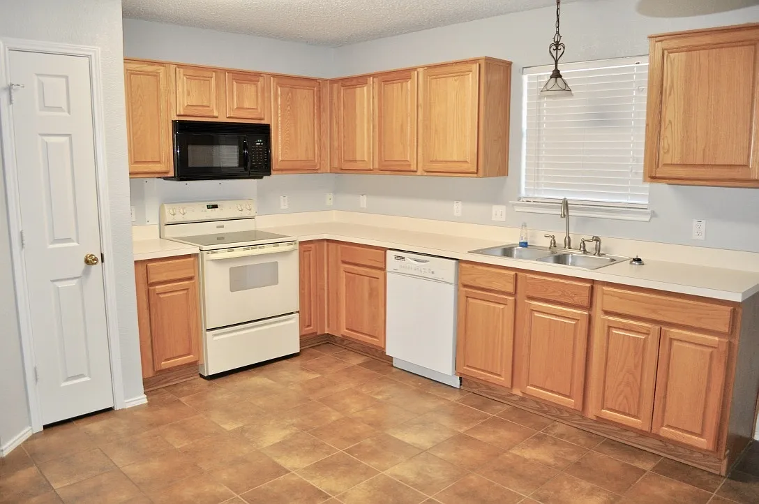 For Lease! Nice 3 -2-2 Brick Home In Briarwood. Great Location with Easy Access To I-20. — Photo 4
