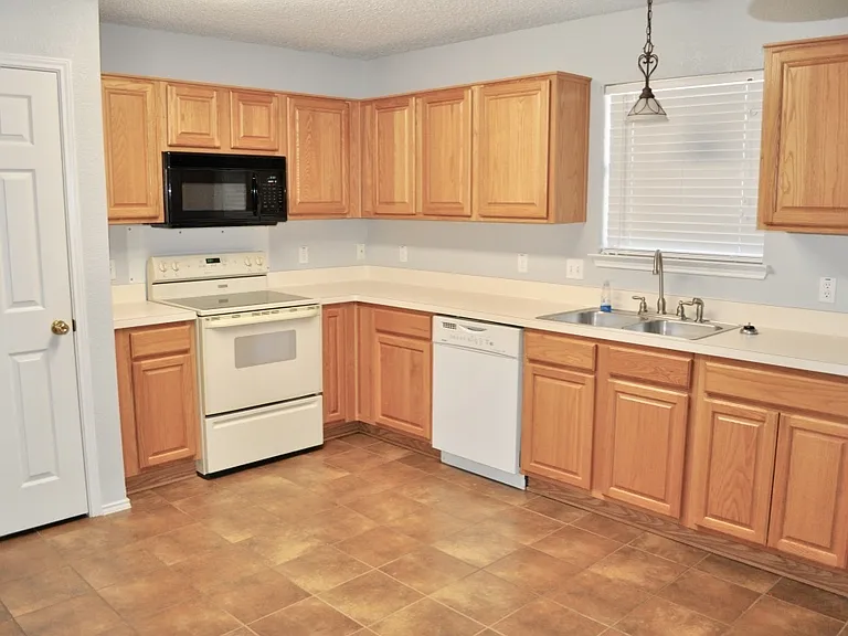 229 Lancelot Dr — Photo 4