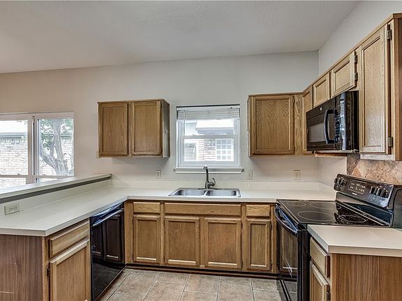 3rd image of 1052 Surrey Cir