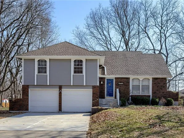 203 N Woodson Dr, Raymore, MO 64083