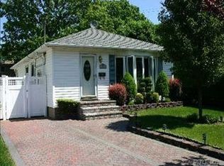 269 Von Huenfeld St, Massapequa Park, NY 11762