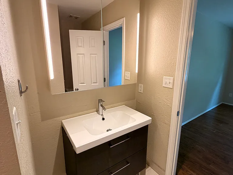 1001 W 75th St — Photo 17