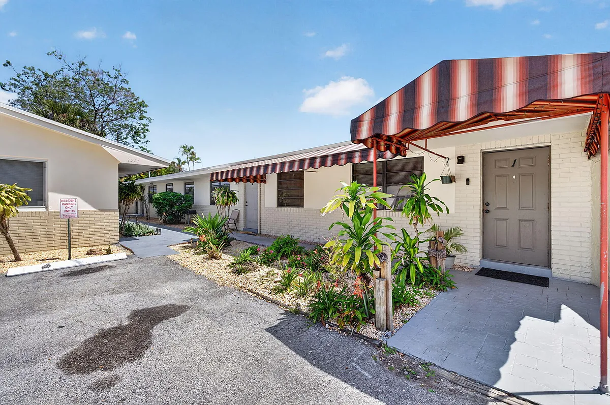 Building Photo - 2500 SW 18th Ter #4