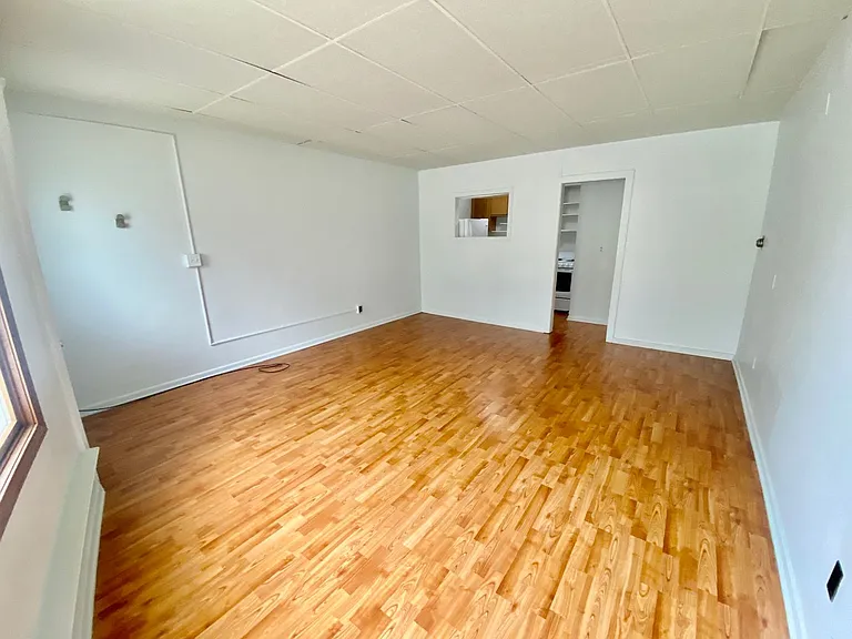 400 Perrin St — Photo 1