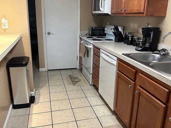4th image of 303 Palmspring Dr APT 1