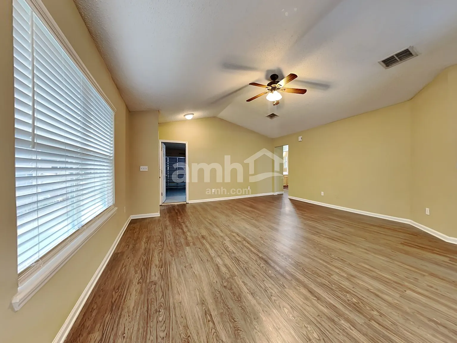 3 bed, 2.0 bath, 1213 sqft, $1,865 — Photo 4