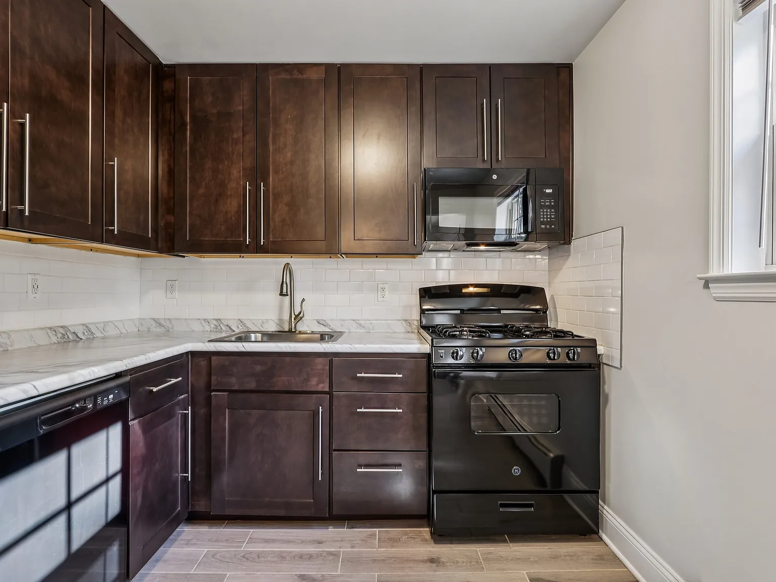 Kings Gardens Apartments — Photo 2