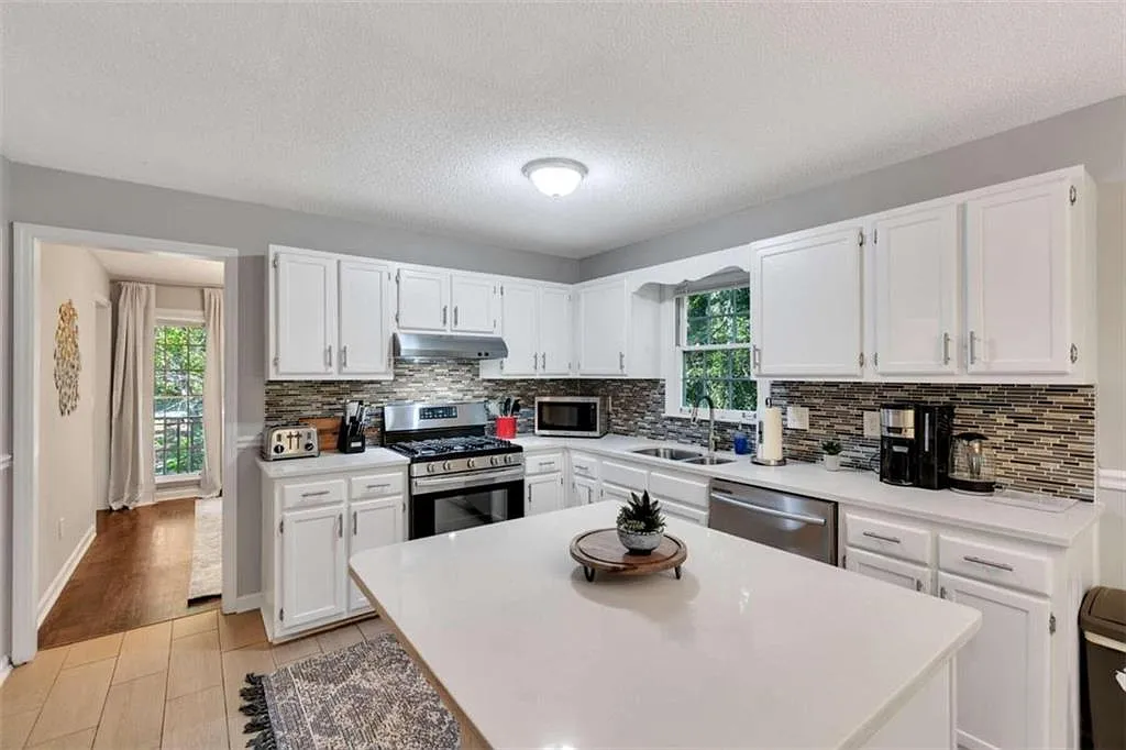 4 bed, 2.5 bath, $5,500 — Photo 4