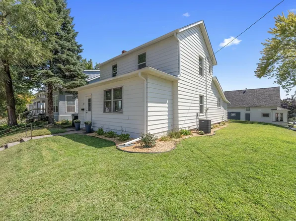 516 W 8th St, Muscatine, IA 52761
