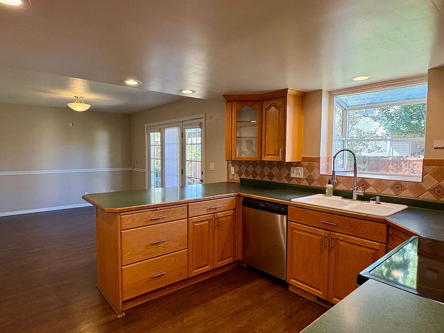 5 bed, 3.5 bath, 3371 sqft, $3,800 — Photo 3